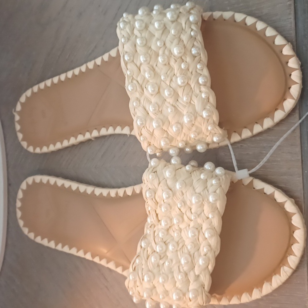 Venita Aspen for Gianni Bini Juniper Pearl NWOT faux pearl flat sandals Size 9